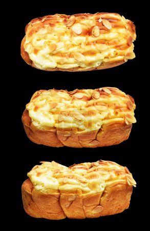 Téléchargez les photos : Brioche pain pain pâtisserie isolé avec des tranches d'amande et de fromage en fond noir avec chemin de coupe, pas d'ombre, pâtisserie maison dessert pâtisserie - en image libre de droit