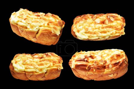 Téléchargez les photos : Brioche pain pain pâtisserie isolé avec des tranches d'amande et de fromage en fond noir avec chemin de coupe, pas d'ombre, pâtisserie maison dessert pâtisserie - en image libre de droit