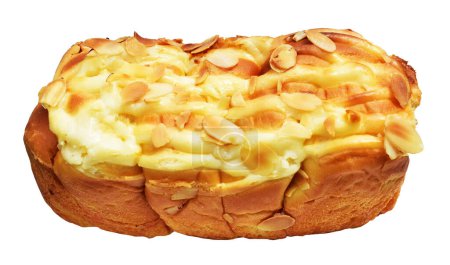 Téléchargez les photos : Brioche pain pain pâtisserie isolé avec des tranches d'amande et fromage en fond blanc avec chemin de coupe, pas d'ombre, pâtisserie maison dessert pâtisserie - en image libre de droit