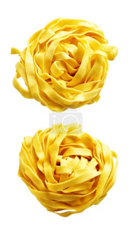 Gelbe italienische Tagliatelle oder Fettuccine Nudeln klassisch gestapelt, Nest-Ei italienische Pasta isoliert mit Clipping-Pfad, kein Schatten in weißem Hintergrund, Kochzutat