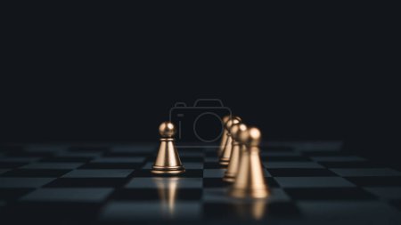 Gold- und Silberschachfiguren im Schachbrettspiel zum geschäftlichen Vergleich. Führungskonzepte, Personalmanagement-Konzepte.