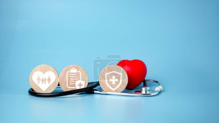 Koncepcja ubezpieczenia zdrowotnego i opieki medycznej. Krąg drewna i czerwone serce z ikoną. Ubezpieczenie zdrowotne i dostęp do opieki zdrowotnej. 