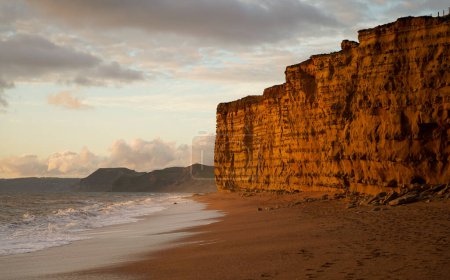 Téléchargez les photos : Plage et falaises au coucher du soleil, Hive Beach - en image libre de droit