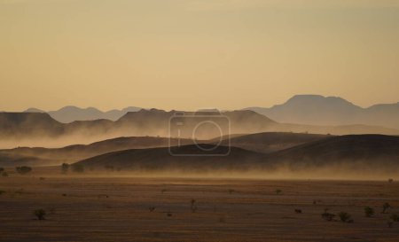 Téléchargez les photos : Coucher de soleil dans le désert et les montagnes, tempête de sable. Damaraland, Namibie - en image libre de droit