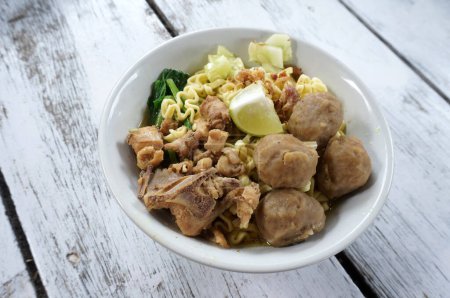 Téléchargez les photos : Soupe de nouilles de poulet aux boulettes de viande et légumes. - en image libre de droit