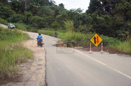 Téléchargez les photos : Kutai Timur, East Kalimantan / Indonésie - 28 mai 2020 : glissements de terrain sur la route transprovinciale. Route transprovinciale est kalimantan / Indonésie. sous-district de Sangatta à rantaupulung - en image libre de droit