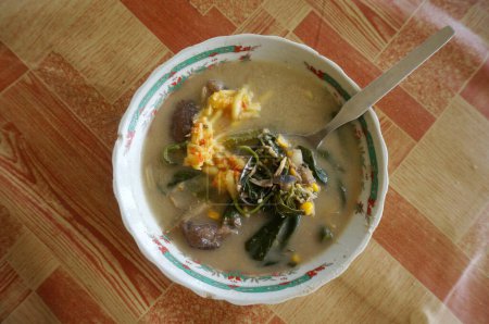 Foto de Kapurung (Indonesia). Kapurung es un origen culinario del sur de Sulawesi-indonesia. Kapurung hecho de sagú, verduras y pescado. - Imagen libre de derechos
