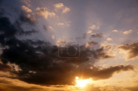 Foto de Hermosa puesta de sol con dramáticos rayos de luz - Imagen libre de derechos