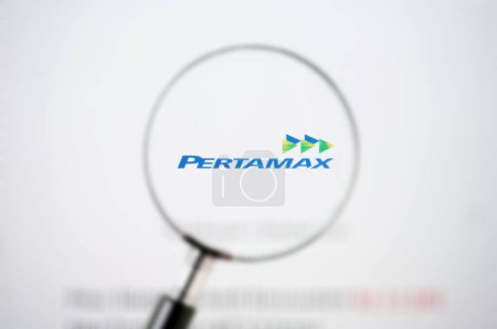 Foto de East Kutai, East Klaimantan, Indonesia, 23 de octubre de 2022: PERTAMAX Logo bajo lupa con enfoque selectivo. - Imagen libre de derechos