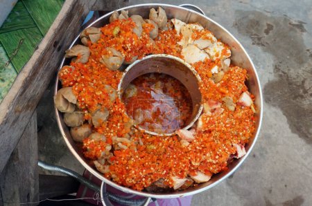 Foto de Bakso setan (indonesio). Sopa de albóndigas súper picante con fideos, patas de pollo, tofu y grasa de res. Enfoque selectivo. - Imagen libre de derechos