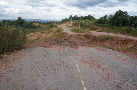 Téléchargez les photos : De fortes pluies ont causé des glissements de terrain. Route transprovinciale est kalimantan, Indonésie. - en image libre de droit