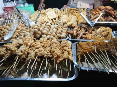 Foto de Nasi kucing o angkringan, comida chatarra, gorengan, comida de calle nocturna de pequeño tamaño en yogyakarta, yogya, jogja, jogjakarta - Imagen libre de derechos