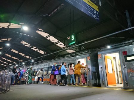 Foto de Photo editorial, train passengger at station, 07 november 2022, yogyakarta, indonesia - Imagen libre de derechos