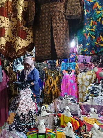 Foto de Photo editorial, 07 november 2022, cloth seller and buyer at pasar beringharjo, bringharjo market at yogyakarta - Imagen libre de derechos