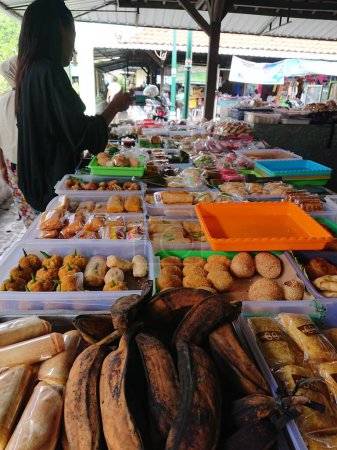 Foto de Seller and buyer at traditional snack market - Imagen libre de derechos