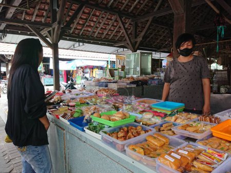 Foto de Pasar or market ngasem , yogyakarta, yogya, jogja, jogjakarta, central java, indonesia, 01 october 2022 - Imagen libre de derechos