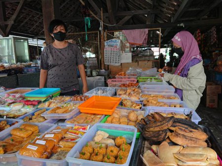 Foto de Pasar or market ngasem , yogyakarta, yogya, jogja, jogjakarta, central java, indonesia, 01 october 2022 - Imagen libre de derechos