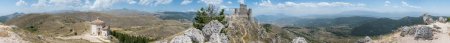 Foto de Ángulo extra amplio Vista panorámica desde Rocca Calascio en Campo Imperatore y el macizo del Gran Sasso - Imagen libre de derechos