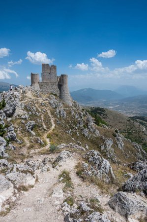 Téléchargez les photos : Le beau château de Rocca Calascio et où le film Ladyhawke a été tourné - en image libre de droit