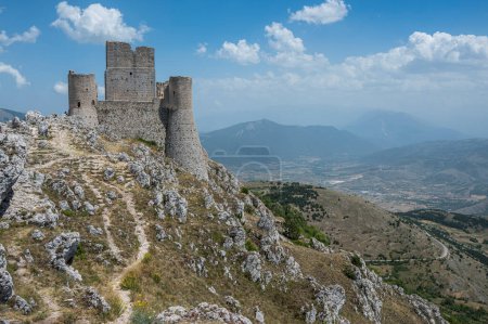 Foto de El antiguo castillo de Rocca Calascio donde la película Ladyhawke fue filmada con las hermosas montañas y colinas de Abruzzo en el fondo - Imagen libre de derechos