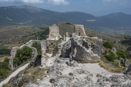 Téléchargez les photos : L'ancien château de Rocca Calascio où le film Ladyhawke a été filmé avec les belles montagnes et collines des Abruzzes en arrière-plan - en image libre de droit