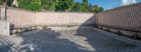 Téléchargez les photos : La célèbre fontaine de 99 becs dans L'Aquila dans les Abruzzes - en image libre de droit
