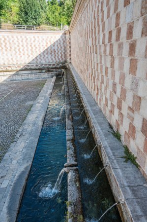 Téléchargez les photos : La célèbre fontaine de 99 becs dans L'Aquila dans les Abruzzes - en image libre de droit