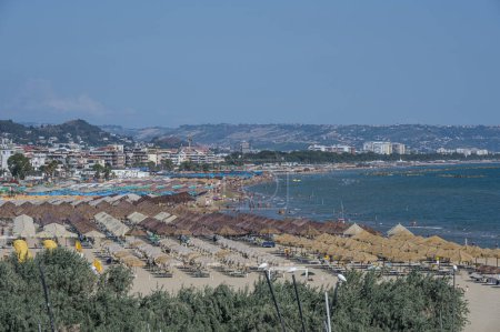 Téléchargez les photos : Pescara, Italie - 07-08-2022 : Panorama de la plage de Pescara avec Montesilvano en backgroud - en image libre de droit