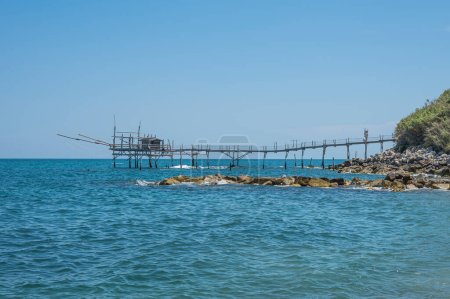 Foto de San Vito Chietino - 07-08-2022: La hermosa playa de Calata Turchina con el mar cristalino y azul y el trabocco en el fondo - Imagen libre de derechos