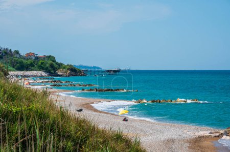 Téléchargez les photos : San Vito Chietino - 07-08-2022 : Belle plage de la côte des Abruzzes avec un beau Trabocco en arrière-plan - en image libre de droit