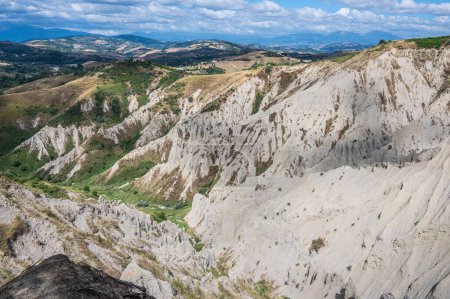 Téléchargez les photos : Les calanchi di Atri avec ses incroyables formations argileuses - en image libre de droit