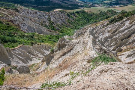 Téléchargez les photos : Les calanchi di Atri avec ses incroyables formations argileuses - en image libre de droit