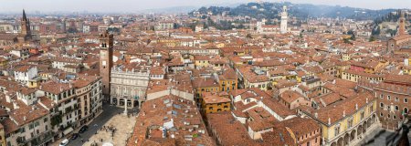 Foto de Verona, Italia - 03-04-2022: Vista aérea extra amplia del centro histórico de Verona con la Plaza de Erba - Imagen libre de derechos
