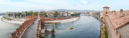 Téléchargez les photos : Vérone, Italie - 03-04-2022 : Vue extra grand angle sur la rivière Adige, le panorama de Vérone et le pont Castelvecchio - en image libre de droit