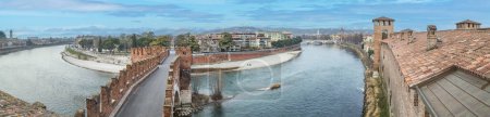 Téléchargez les photos : Vérone, Italie - 03-04-2022 : Vue extra grand angle sur la rivière Adige, le panorama de Vérone et le pont Castelvecchio - en image libre de droit