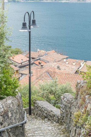 Téléchargez les photos : Le beau chemin de Carzano à Monte Isola - en image libre de droit