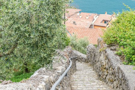 Téléchargez les photos : Le beau chemin de Carzano à Monte Isola - en image libre de droit