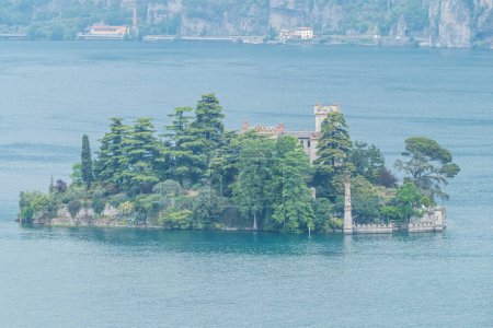 Téléchargez les photos : Monte Isola, Italie - 05-06-2022 : Vue aérienne de l'île de Loreto dans le lac d'Iseo - en image libre de droit