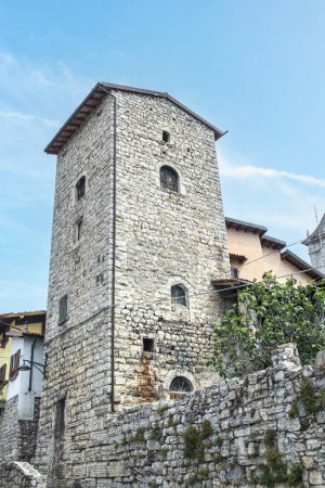 Téléchargez les photos : Belle tour ancienne en pierre à SIviano - en image libre de droit