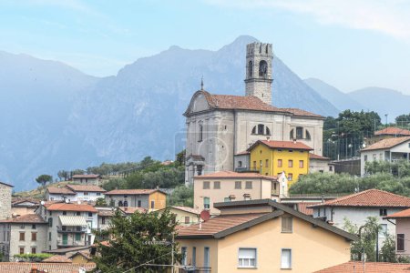 Téléchargez les photos : Belle église ancienne à SIviano à Monte Isola - en image libre de droit