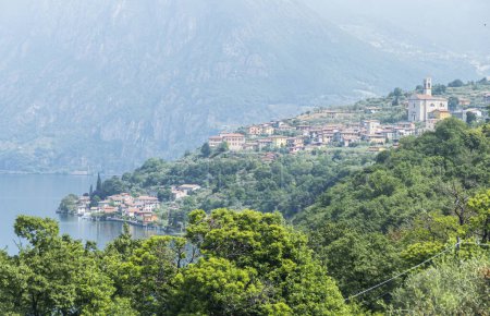 Téléchargez les photos : Panorama de SIviano à Monte Isola - en image libre de droit