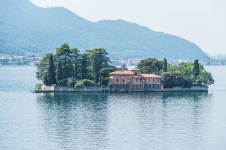 Téléchargez les photos : Monte Isola, Italie - 05-06-2022 : La belle île de San Paolo dans le lac d'Iseo - en image libre de droit