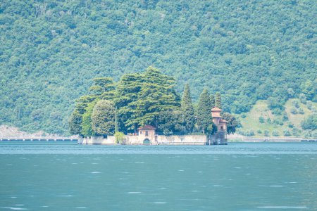 Téléchargez les photos : Monte Isola, Italie - 05-06-2022 : La belle île de San Paolo dans le lac d'Iseo - en image libre de droit