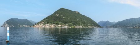 Téléchargez les photos : Vue extra large sur Monte Isola dans le lac d'Iseo - en image libre de droit
