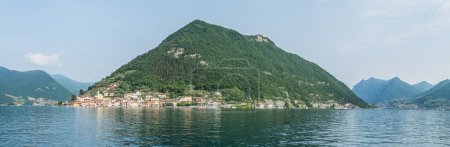 Téléchargez les photos : Vue extra large sur Monte Isola dans le lac d'Iseo - en image libre de droit