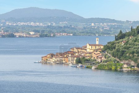 Téléchargez les photos : Vue aérienne de Peschiera Maraglio dans le lac d'Iseo - en image libre de droit