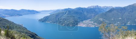 Foto de Ángulo extra amplio Vista aérea del Lago Mayor con cielo azul desde una montaña - Imagen libre de derechos