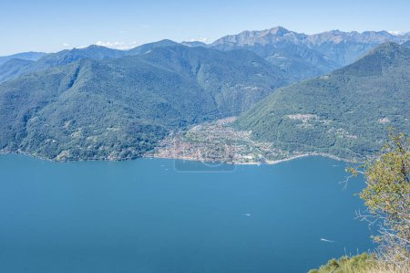 Téléchargez les photos : Vue aérienne du lac Majeur, de Cannobio et des montagnes de la vallée de Cannobina - en image libre de droit