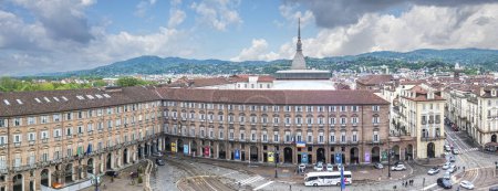 Téléchargez les photos : Turin, Italie - 05-06-2022 : Vue aérienne extra grand angle de la place Castello à Turin avec beau bâtiment historique - en image libre de droit