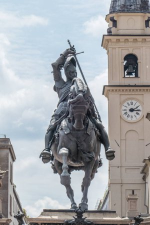 Téléchargez les photos : Turin, Italie - 05-06-2022 : Le monument d'Emanuele Filiberto sur la place San Carlo à Turin - en image libre de droit